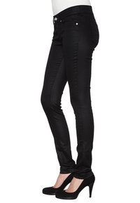 Jeans negros ajustados con una textura suave, que presentan una cintura de altura media y diseño de cinco bolsillos. La tela tiene un ligero brillo y un ajuste entallado.