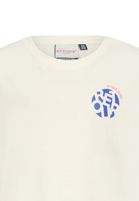 T-shirt bianco in cotone con scollo rotondo. Presenta un logo grafico colorato in blu e arancione sulla parte sinistra del petto.