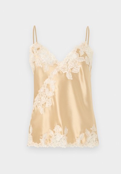 Τοπ καμισόλ από σατέν σαμπάνια με κρεμ δαντέλα με λουλουδάτο σχέδιο στην λαιμόκοψη, το τελείωμα και την διαγώνια μπροστινή πλευρά, με λεπτές ρυθμιζόμενες τιράντες στους ώμους.