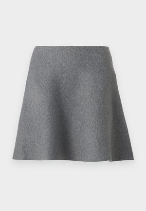 Jupe évasée grise en tissu texturé et doux. Elle présente un design simple avec une taille haute et une finition lisse.