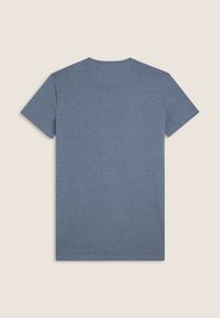 Camiseta de manga corta en tejido suave de color azul jaspeado. Cuenta con un cuello redondo clásico y un diseño sencillo y minimalista.