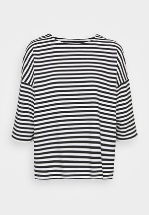 Camiseta de rayas horizontales blancas y negras con mangas tres cuartos y cuello redondo sobre un fondo liso.