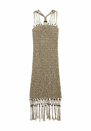 Heegeldatud beež särkjuttega kleit punutud rihmade, puidust helmeste detailide ja narmastega servaga valgel taustal.