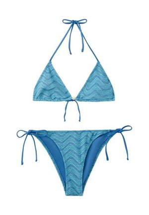 Haut de bikini triangle à motif chevron bleu et culotte assortie à nouer sur les côtés avec bretelles ajustables sur fond blanc.