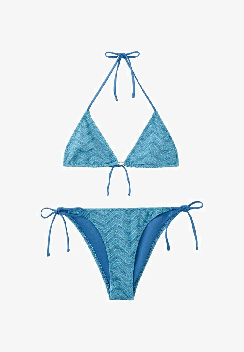 Blaues Bikinioberteil mit Chevron-Muster in Dreiecksform und passende Bikinihose mit Seitenschnürung und verstellbaren Trägern auf weißem Hintergrund.