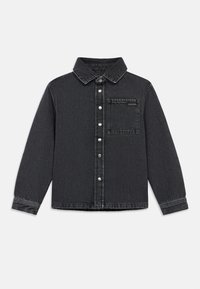 Μαύρο τζάκετ από τζιν με ανοιχτό γιακά, μπροστινή κλείσιμο με κουμπιά, τσέπη στο στήθος και μακριά μανίκια με λεπτομέρειες στα μανίκια. Ελαφρώς υφή ύφασμα.