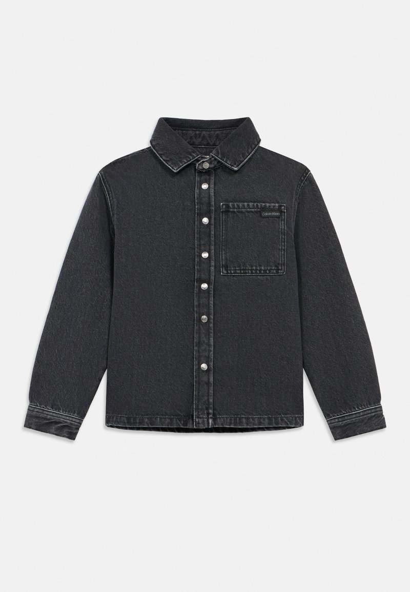 Μαύρο τζάκετ από τζιν με ανοιχτό γιακά, μπροστινή κλείσιμο με κουμπιά, τσέπη στο στήθος και μακριά μανίκια με λεπτομέρειες στα μανίκια. Ελαφρώς υφή ύφασμα.