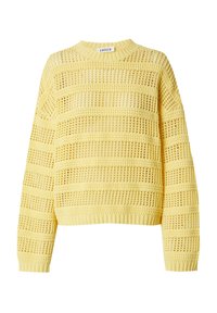 Geel gebreid trui met een losse, cropped design, voorzien van opengebreide patronen en ribgebreide mouwen en halslijn.