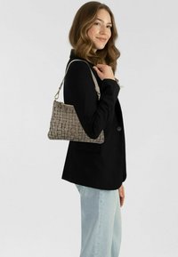 Borsa a tracolla in tessuto intrecciato di colore grigio chiaro, con una robusta tracolla e una chiusura con zip, esposta su uno sfondo neutro.