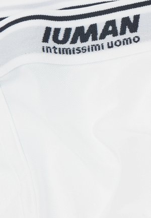 Nahaufnahme des weißen Herrenunterwäsche-Bund mit schwarzen Streifen und dem Branding "INTIMISSIMI uomo".