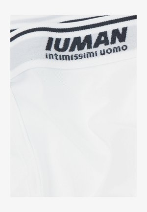 Nahaufnahme des weißen Herrenunterwäsche-Bund mit schwarzen Streifen und dem Branding "INTIMISSIMI uomo".