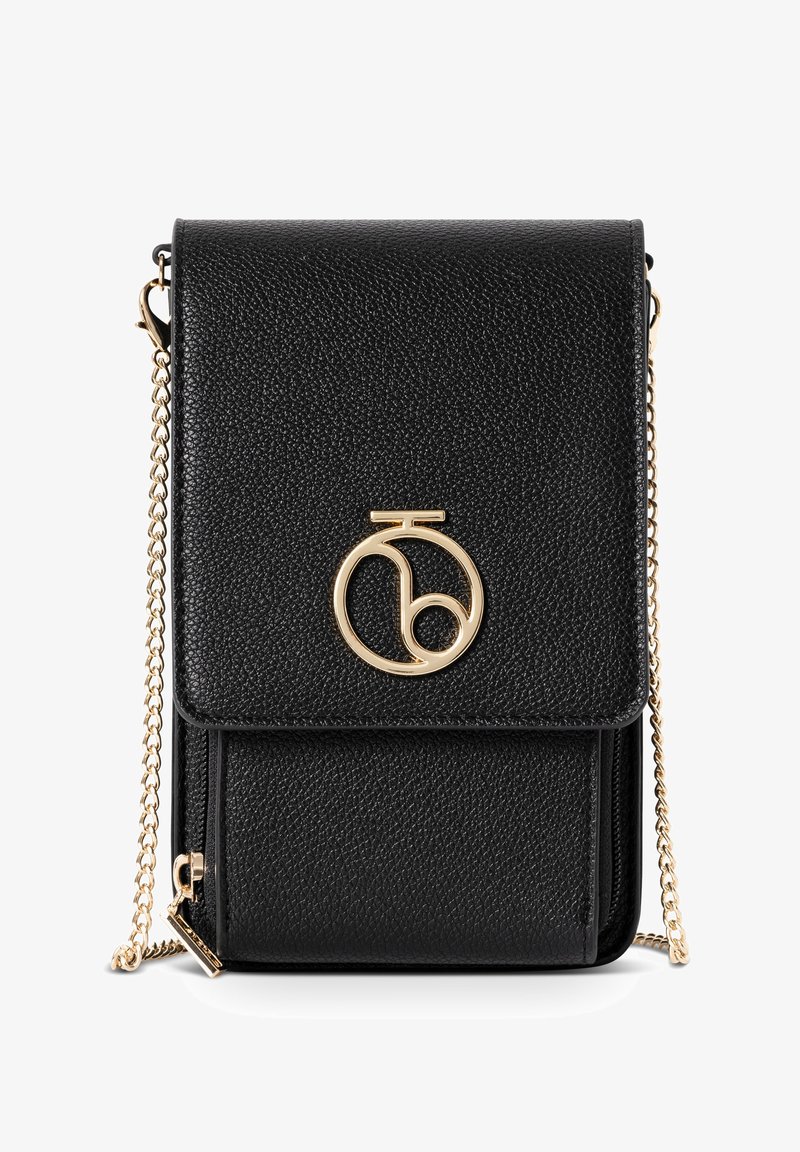 Borsa a tracolla nera in pelle con superficie texturizzata, tracolla in catena dorata e un accento con logo circolare sul flap anteriore. Dettaglio della tasca con zip visibile.