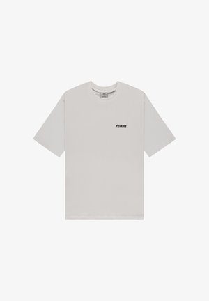 Lys grå bomulds t-shirt med rund hals og korte ærmer. Har en lille sort logo tekst på venstre brystområde.