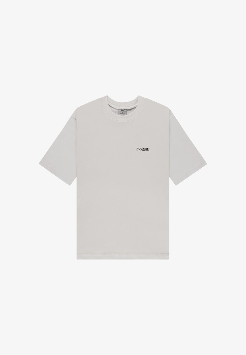 Lys grå bomulls t-skjorte med rund hals og korte ermer. Har en liten svart logotext på venstre brystområde.