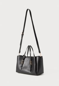 Schwarze Lederhandtasche mit doppelten Griffen und einem verstellbaren Schulterriemen. Sie verfügt über goldene Hardware-Akzente und eine strukturierte rechteckige Form.