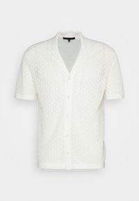 Camisa blanca de manga corta con un patrón de diamante texturizado, un cuello clásico y cierre frontal con botones, además de dos bolsillos delanteros.