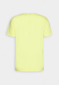 T-shirt à manches courtes et col rond en coton jaune vif, avec un dos uni sans graphiques ni accents. Texture lisse.