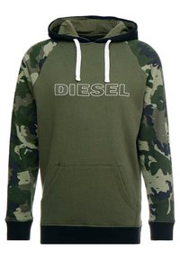 Zielona bluza z kapturem z kamuflażowymi rękawami, z kieszenią typu kangur i regulowanym sznurkiem przy kapturze. Na przodzie znajduje się biały napis "DIESEL".