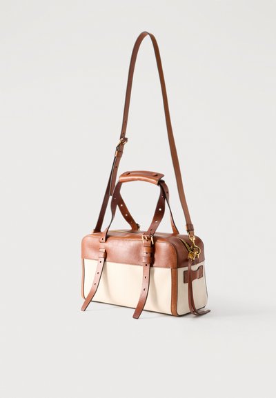 Ορθογώνιο τσάντα χιαστί από κρέμα και καφέ δέρμα με χρυστό φερμουάρ, ρυθμιζόμενο λουρί και δύο αγκράφες στο μπροστινό μέρος.