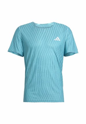 Lichtblauw sport T-shirt met korte mouwen, met een textuurpatroon en een klein wit logo op de linkerborst.