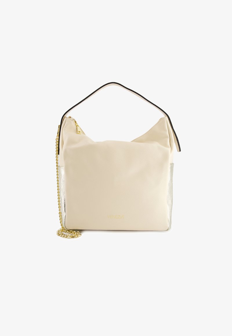 Sac à main en cuir beige au design décontracté, avec une bandoulière en chaîne dorée et des accents métalliques argentés. Il dispose d'une fermeture éclair et d'un logo embossé à l'avant.