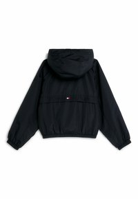 Černá zkrácená bunda s kapucí, elastickými manžetami a pasem. Na zadní straně je vyšitý nápis "TOMMY HILFIGER" s akcenty loga.