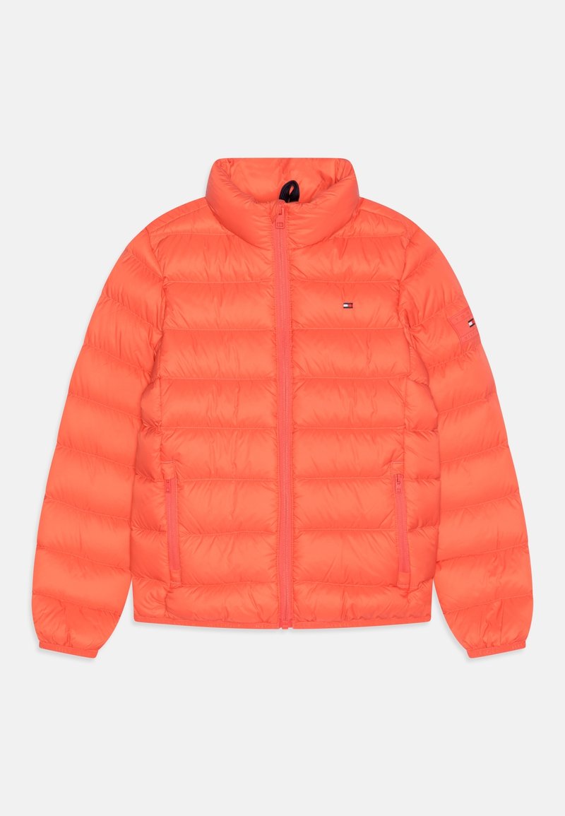 Ljust orange vadderad pufferjacka med frontdragkedja, två dragkedjefickor, hög krage och liten logotyp på bröstet och vänster ärm.