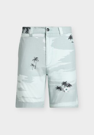 Shorts bleu clair avec motifs de palmiers noirs et fleurs blanches, bouton à l'avant et passants de ceinture, présentés sur un fond uni.