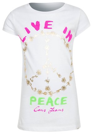 Biała koszulka z różowym napisem "LIVE IN", złotym symbolem pokoju wykonanym z kwiatowych kształtów, zielonym napisem "PEACE" oraz małym różowym logo "Cars Jeans".