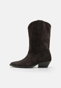 Bruna mockaim jungen stövlar med spetsig tå, lutande klack och söm-detaljer längs sidorna. Designen har dragremmar på toppen.