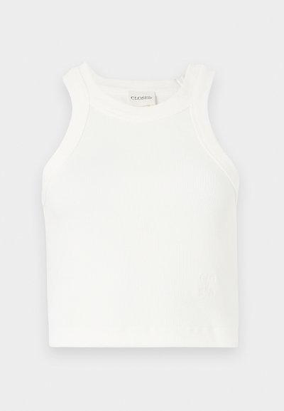 Biely rebrovaný tielko s širokými ramienkami a priliehavým strihom. Obsahuje malé embosované logo pri leme.