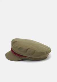 Gorra de algodón verde oliva con corona plana y ala ancha, que presenta una banda trenzada roja y un acento decorativo de metal. Acabado suave y sin textura.