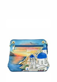 Blaues Lederhandtasche mit einem malerischen Design von Küstenarchitektur, goldenen Beschlägen und einer Reißverschlusstasche auf der Vorderseite.