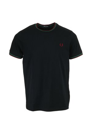 Camiseta de algodón negra con cuello redondo, que presenta acentos en verde y rojo en el cuello y las mangas, y un logo rojo en el pecho.
