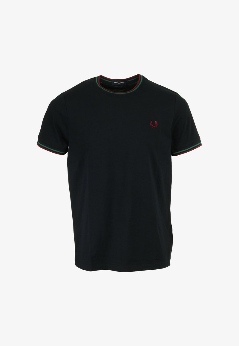 Maglietta nera in cotone con scollatura rotonda, con accentuazioni verdi e rosse sul colletto e sulle maniche, e un logo rosso sul petto.