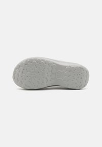 adidas Originals PRIDE ADIFOM STAN MULE - Natikači s peto - silver-coloured
