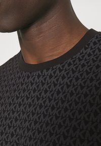 Michael Kors SIG TEE - Tricou cu imprimeu - black