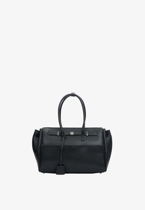 Sac à main en cuir noir avec double poignée, poche avant et une étiquette en cuir suspendue, présenté sur un fond blanc.