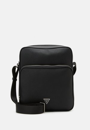 Sac à épaule synthétique noir avec une finition texturée, présentant une poche zippée à l'avant, une sangle réglable et un accent de logo en triangle.