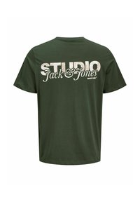 Camiseta de algodón verde oscuro con un gran texto blanco "STUDIO Jack & Jones" en la espalda, con textura suave y mangas cortas.