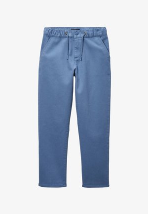 Pantalons courts bleu clair, avec une taille élastique à cordon de serrage, poches latérales et texture lisse. Présente un design simple sans motifs ni matériel.
