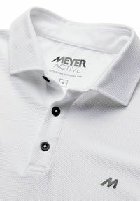 Witte polo shirt van textuurstof, met een twee-knopen sluiting met zwarte knopen en een geperst logo op de borst.