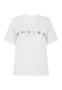 Camiseta blanca de algodón con un corte relajado. Presenta un estampado gráfico que dice "Föhnisch Sportswear desde 1945" en gris oscuro en la parte frontal.