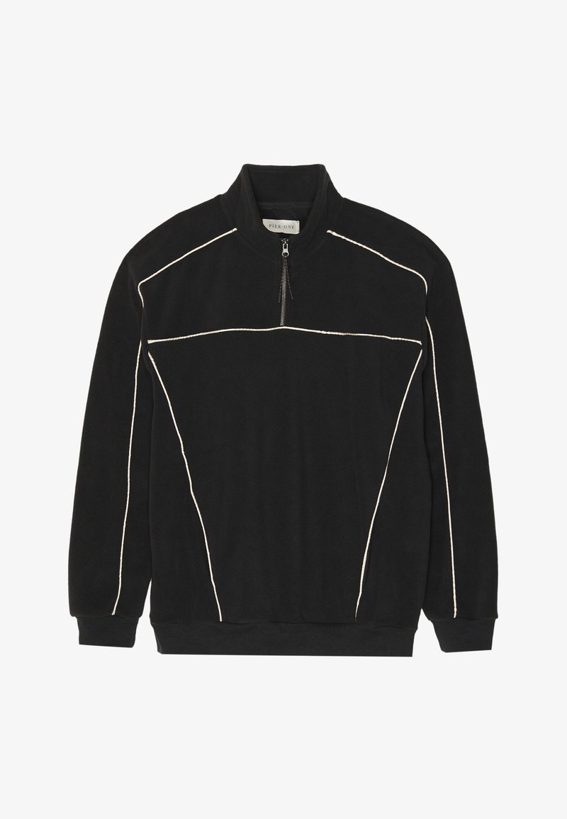 Černý fleecový pulovr s vysokým límcem, předním zipem a kontrastním bílým prošíváním zvýrazňujícím geometrický vzor. Měkká textura, dlouhé rukávy.