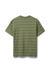 Camiseta de color verde oliva con rayas horizontales en tonos variados. Mangas cortas, cuello redondo, tejido texturizado y dobladillo recto.
