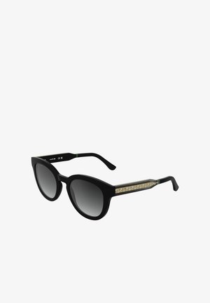 Óculos de sol pretos com formato cat-eye, lentes cinzentas com gradiente e detalhes texturizados dourados nas laterais. Acabamento mate suave.