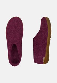 Burgunderfärgade filttofflor med en slät textur, rund tå och slip-on-design. Gummisula med subtilt greppmönster.