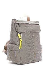 Pilkos tekstūruotos medžiagos kuprinė su geltonu akcentu. Yra priekinis užtrauktuko kišenvie, šoninės kišenės ir reguliuojamos petnešos.