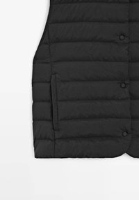 Gilet imbottito nero con motivo trapuntato orizzontale, tasca laterale e chiusure a scatto, realizzato in tessuto liscio e leggero.