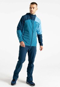 Herren Outdoor-Jacke in verschiedenen Blau-Tönen; mit Kapuze, durchgehendem Reißverschluss und Taschen. Kombiniert mit passenden marineblauen Hosen und Schuhen.